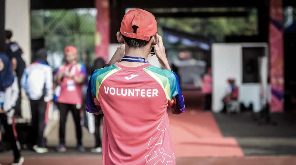 VOLUNTEER 티셔츠를 입은 봉사자의 뒷모습